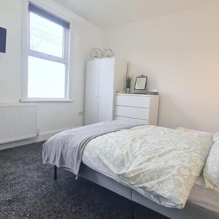 Spacious Private Room In Manor Park Londra Esterno foto