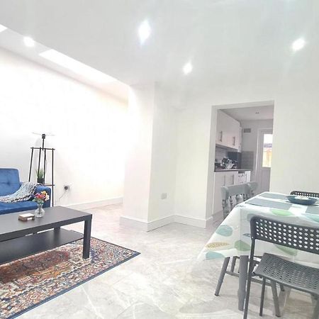 Spacious Private Room In Manor Park Londra Esterno foto