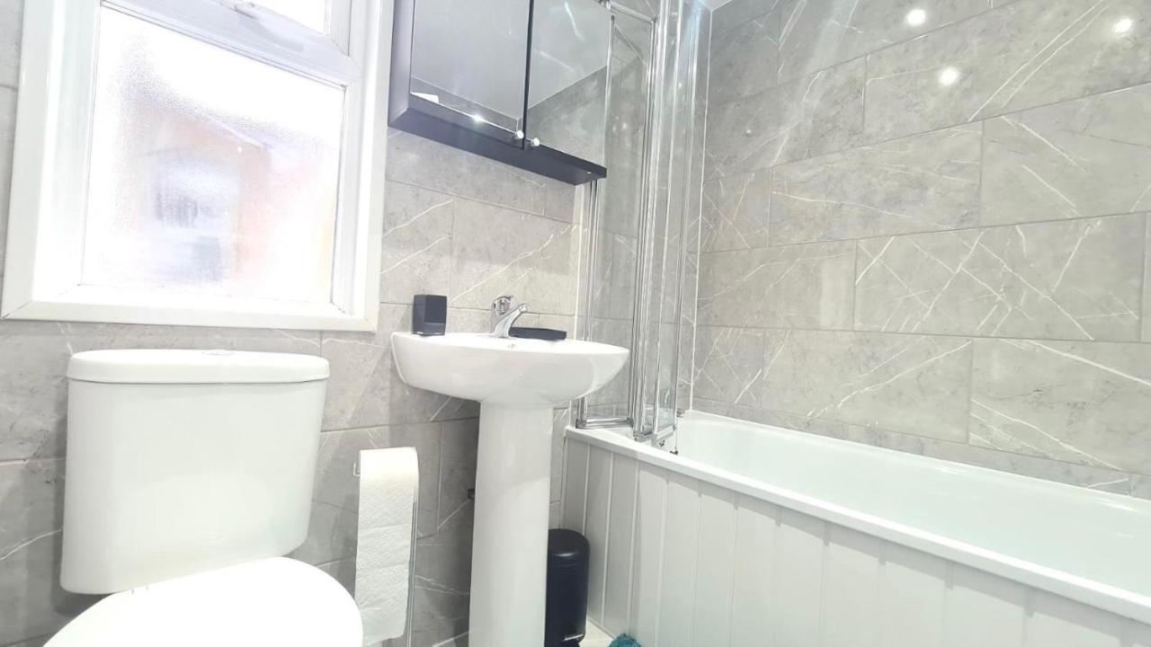 Spacious Private Room In Manor Park Londra Esterno foto