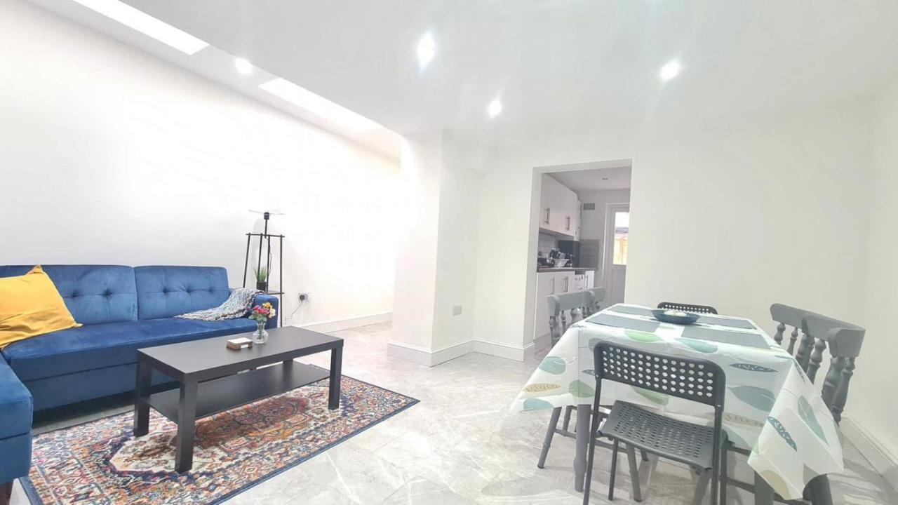Spacious Private Room In Manor Park Londra Esterno foto