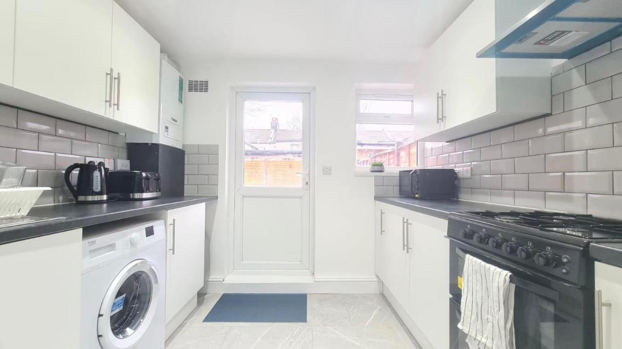 Spacious Private Room In Manor Park Londra Esterno foto